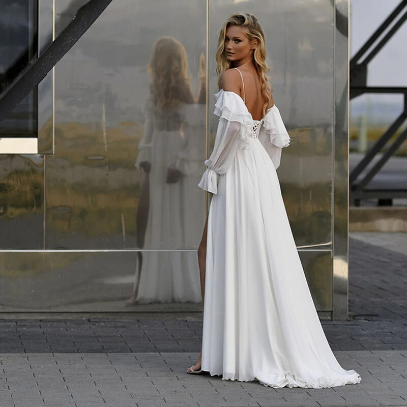 Prosta szyfonowa suknia ślubna w stylu Boho długość do podłogi bez pleców dla kobiet suknie ślubne białe koronkowe aplikacje rozcięcia po bokach szlafrok