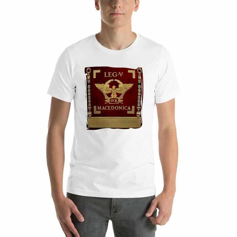 Nieuwe Adelaar Over Rode Standaard Van Het Vijfde Macedonische Legioen-Vexillum Van Legio V Macedonica T-Shirt Grafische T-Shirt T-Shirts Mannen