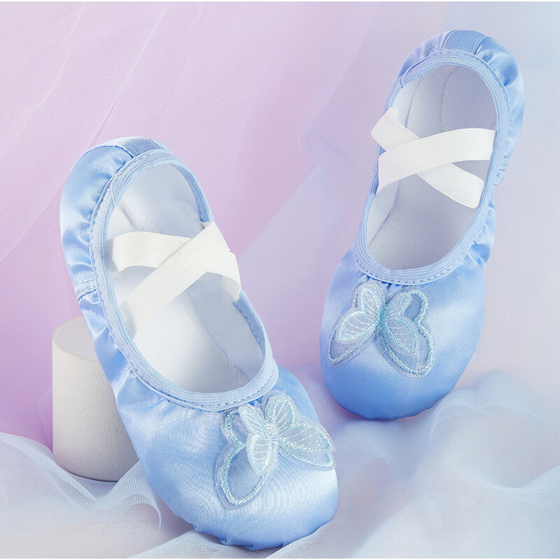 Sepatu dansa balet anak perempuan, sandal selop balet lembut kupu-kupu Satin profesional untuk anak perempuan