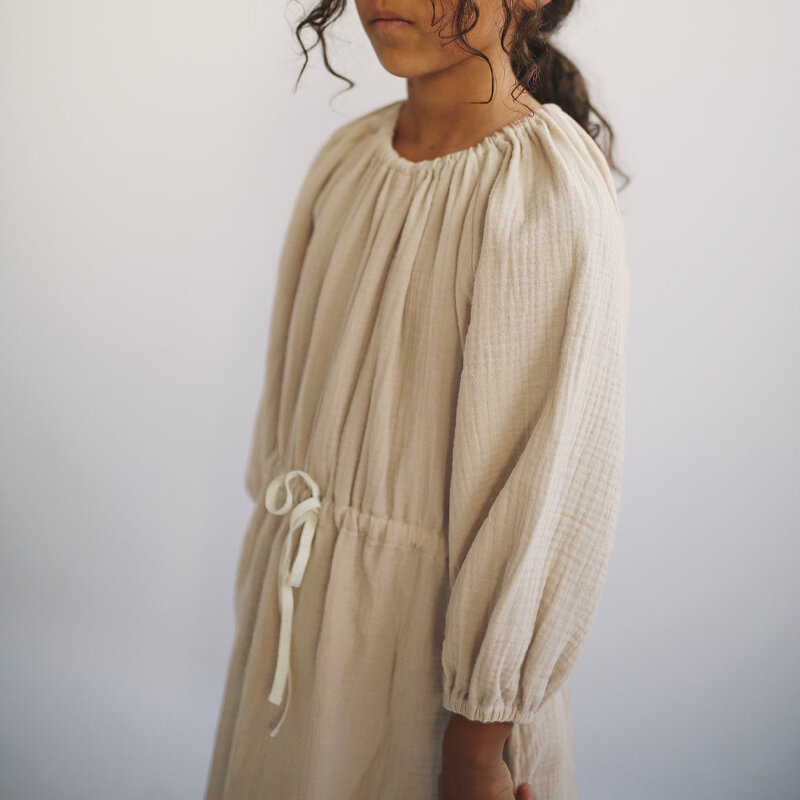 Vestido de gasa 100% de algodón para niña, ropa informal holgada plisada de manga larga con cuello redondo y cordón ajustable, novedad de primavera 2024