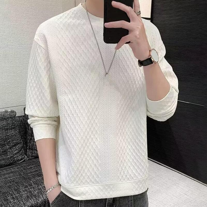 Sweater ini berwarna solid, sangat serbaguna dan cocok sebagai lapisan dasar