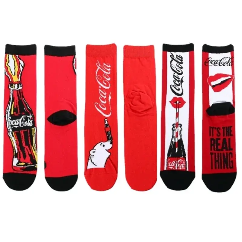 Coca-Cola Cartoon Letters Jacquard Socks, moda vermelha da Internet, esportes versáteis e lazer, meias de tubo para homens e mulheres jovens, 3 pares