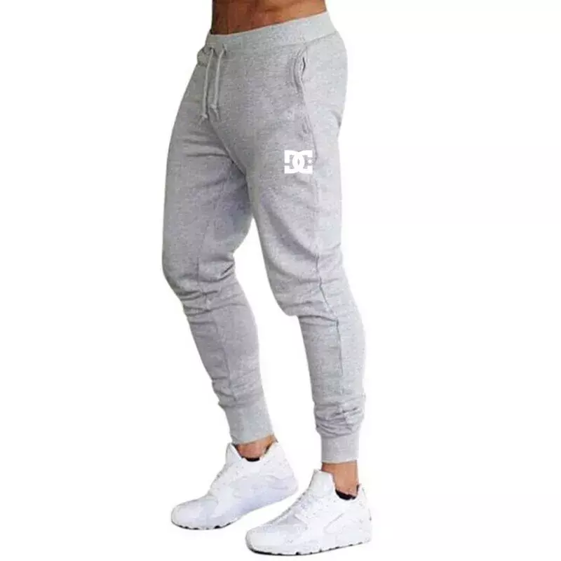 Celana kasual kasual sehari-hari dengan logo cetak pria, celana joging, celana joging, kantong samping, nyaman, melar