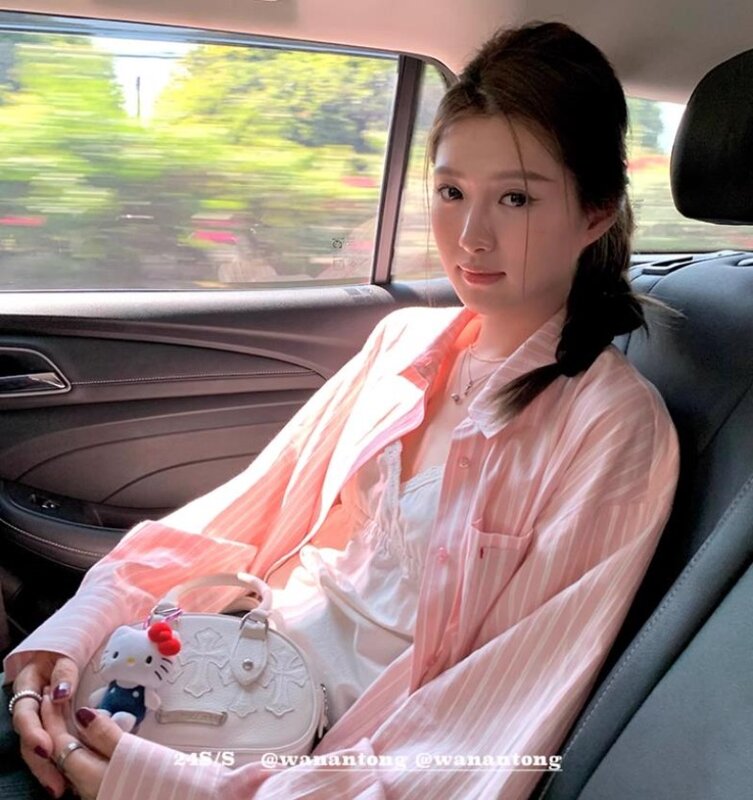เสื้อ MODE Korea ผู้หญิงมีกระเป๋าเปิดไหล่เสื้อเชิ้ตลำลองลายทางสีชมพูใหม่สำหรับฤดูใบไม้ผลิ2024