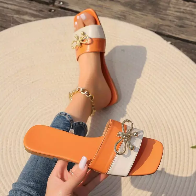 Pantofole da donna di lusso di nuova moda pantofole a catena con punta quadrata sandali con scivolo piatto infradito da spiaggia decorazione in metallo scarpe Casual