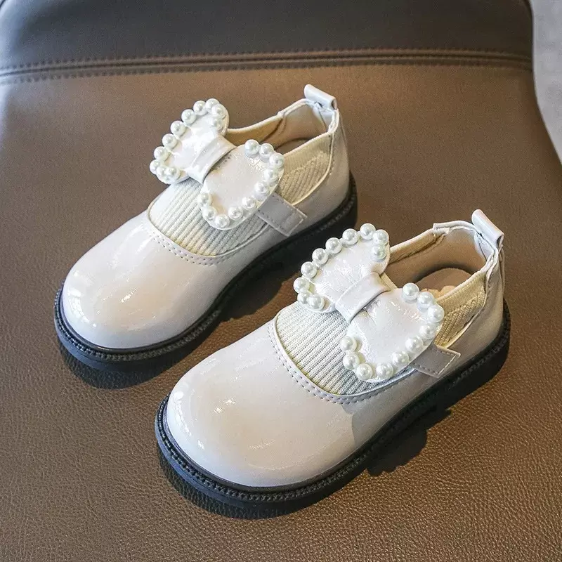 Dziecięce proste perłowe kokardki brytyjskie buty księżniczki dziewczęce skórzane buty 2024 nowa wiosna i jesień miękka podeszwa modne buty wydajnościowe