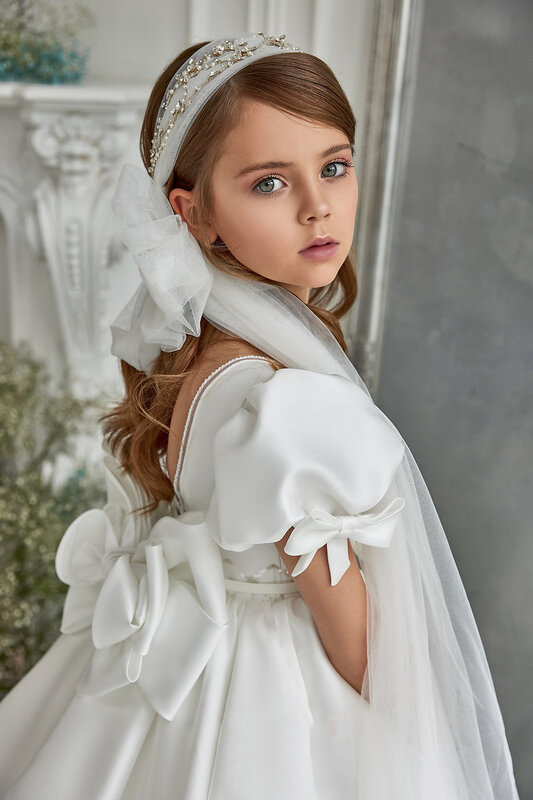 結婚式のための自由奔放に生きる花の女の子のドレス、白いサテン、大きな弓の半袖、子供の誕生日パーティーのドレス、最初の聖体拝領のボールガウン
