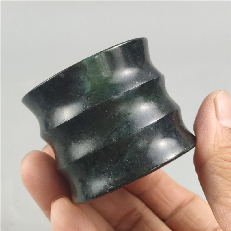 La medicina naturale Wang Shi Serpentine Slub Cup ha una tazza di vino in giada con inchiostro verde oliva magnetico.