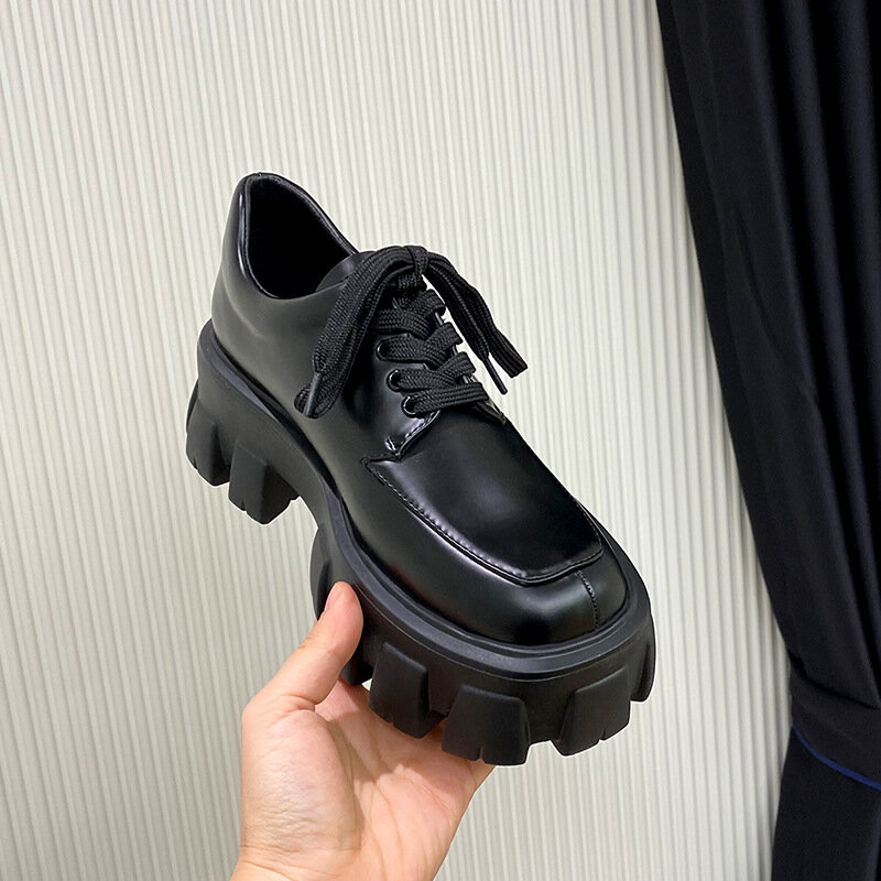 حذاء بدون كعب برباط من الجلد الصناعي للنساء ، حذاء جلد أسود لامع ، حذاء رياضي سميك ، 2023