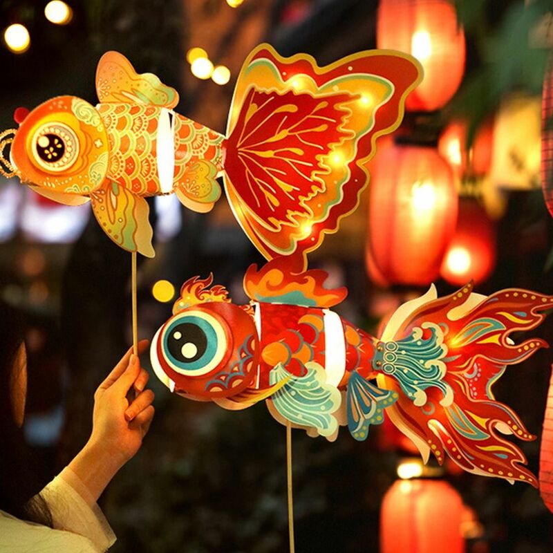 فانوس ذهبية محمول باليد مضيئة ، التراث الثقافي الصيني ، فانوس سمك الشبوط اليدوية ، حظا سعيدا