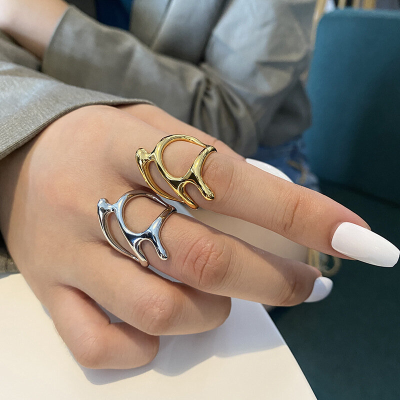 แหวนแฟชั่นแบบปรับได้วงกลมสีทองและสีเงินกลวงไม่สม่ำเสมอของผู้หญิงแหวนสาขาประจำวันเครื่องประดับความงาม