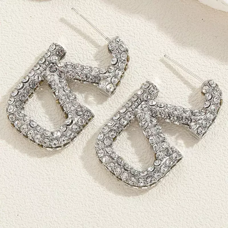 Anting-anting huruf V penuh berlian ringan untuk wanita, anting-anting huruf logam paduan baru berdiri sendiri untuk wanita