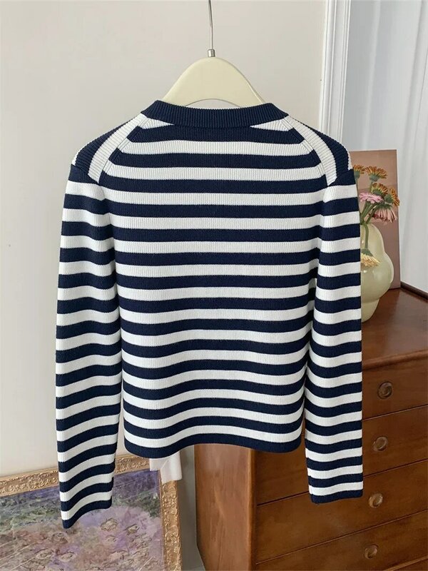Dziergany sweter dla kobiet 2024 nowa w paski kontrastowy jednorzędowy dekolt z okrągłym dekoltem przylegająca elegancka casualowym długim sweter z rękawem