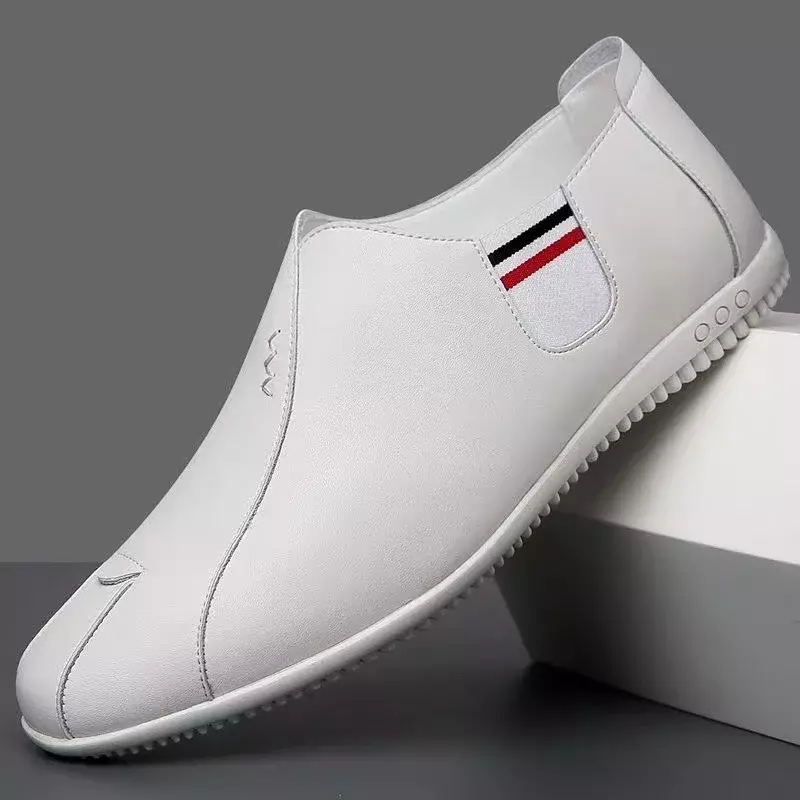 Sepatu kulit kasual datar pria, sneaker pantofel lembut Slip-on desainer Musim Semi dan Gugur nyaman