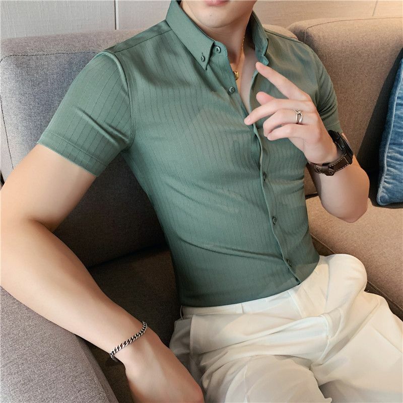 Fashion tren musim panas pria Korea, kemeja lengan pendek ramping kasual bisnis kancing kerah Lapel polos bergaris tahan kerut