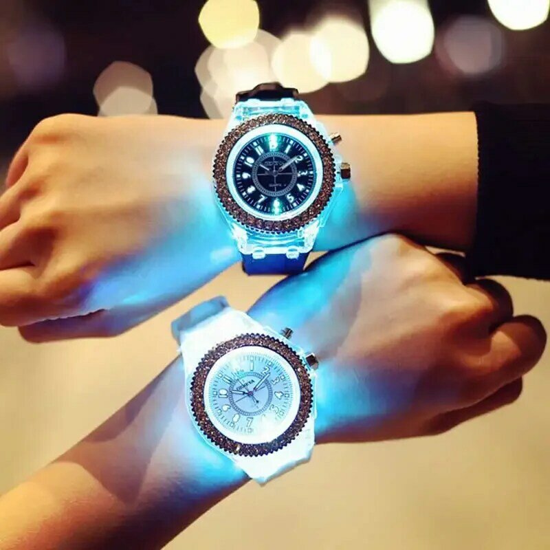 นาฬิกาข้อมือผู้หญิงแบบมีไฟสไตล์ฮาราจูกุเทรนด์ Jam Tangan LED ประดับพลอยเทียมส่องแสงเป็นประกายวิวับสำหรับนักเรียนคู่รัก