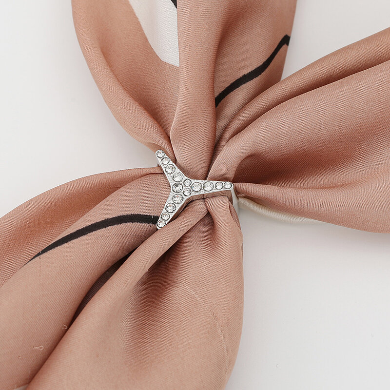 Klamry do szalików obręcz ślubna broszka przypinki dla kobiet kryształowy uchwyt jedwabny szal klamra klips do pierścienia szalik biżuteria dla prezentów