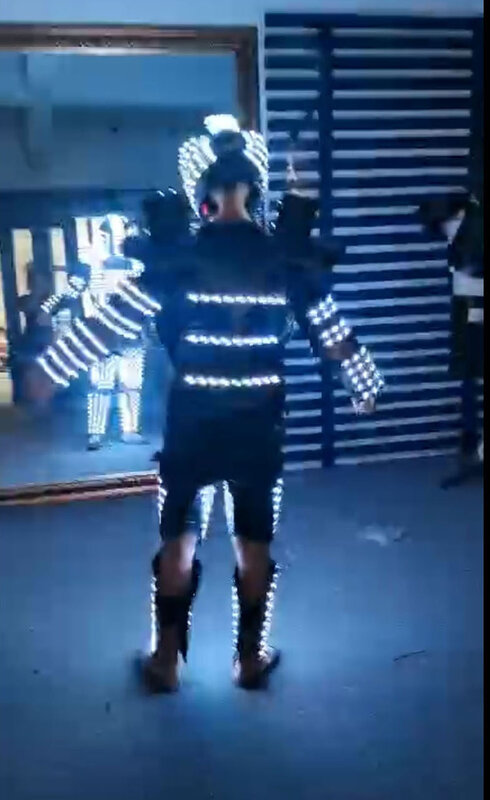 Costume de Robot à armure LED, utilisé avec un Costume de prédateur à talons hauts, pistolet à CO2, gants Laser
