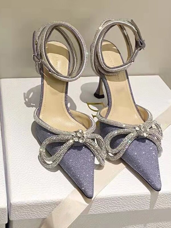 Купите дизайнерские туфли-лодочки с двойным бантом, украшенные кристаллами, шелковые, атласные туфли с острым носком, женские туфли на высоком каблуке с ремешком на щиколотке