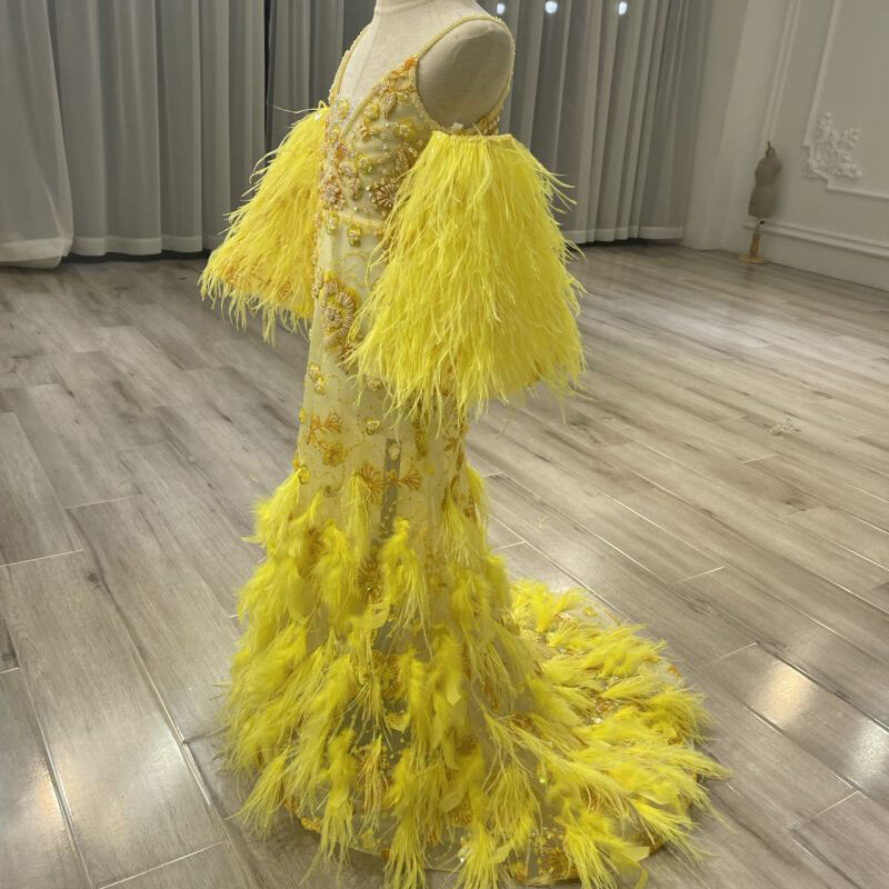 子供の黄色い花の刺繍されたフィッシュテールドレス、ファッショナブルなサスペンダードレス