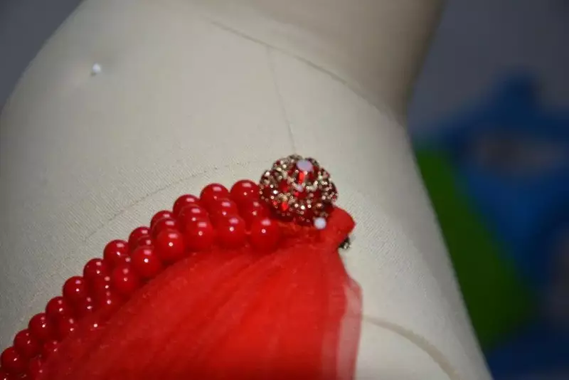 人工真珠のふくらんでいるウェディングベール,赤いガラスのラップ,ブライダルガウン,結婚式のアクセサリー