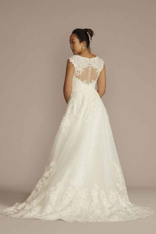 Elegant Scalloped Wedding Dresses Graceful A-Line Bridal Gowns Lace Appliques Illusion Back Button With Train Vestidos De Novia