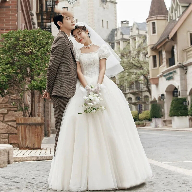 Elegancka koronka suknia ślubna z tiulu dla kobiet koreański styl kwadratowy kołnierzyk z krótkim rękawem suknia ślubna długie, plisowane Sweep Train Dress