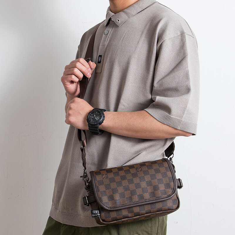 Japanische Mode Schachbrett Herren Single Shoulder Bag Business lässig Sommer Schulranzen Pu Leder Gefühl quadratische Umhängetasche