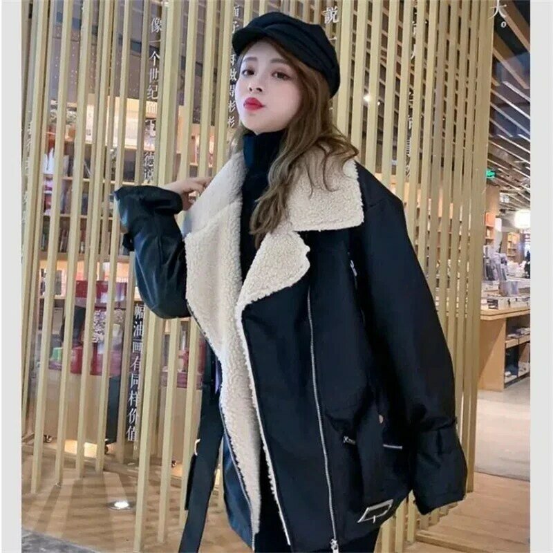 Casaco de lã de cordeiro feminino inverno 2022 edição coreana com caxemira e engrossado comprimento médio pu pele integrada lã de cordeiro bikewear