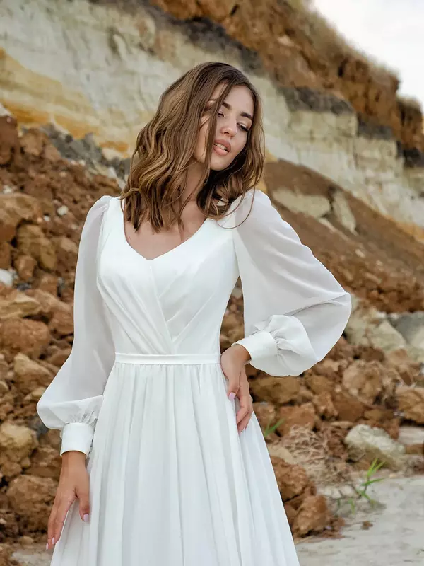 Prosty biały szyfonowe suknie ślubne Boho suknie ślubne na plażę dekolt w szpic długie rękawy szlafrok Plus Size De Mariage wykonane na zamówienie