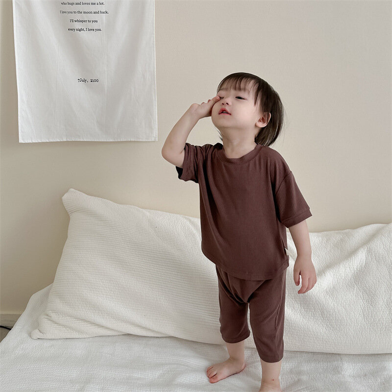 男の子用半袖とショートパンツのセット,綿の通気性のあるパジャマ,幼児用の服,家庭用,新しい夏のコレクション,2枚,2022