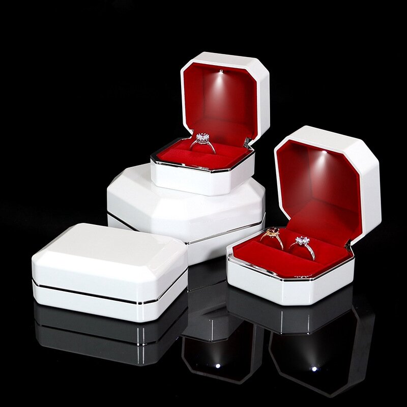 Boîte à bijoux en plastique avec lumière LED, finition piano, blanc, intérieur rouge, bague, boucles d'oreilles, collier, pendentif, étui de luxe, nouveau, 2024