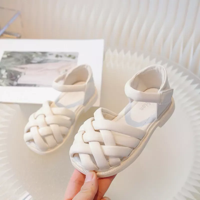 Nuovo sandalo per bambini tinta unita ragazze scarpe estive moda stile intrecciato bambini causale spiaggia sandali piatti romani punta-coperta morbida