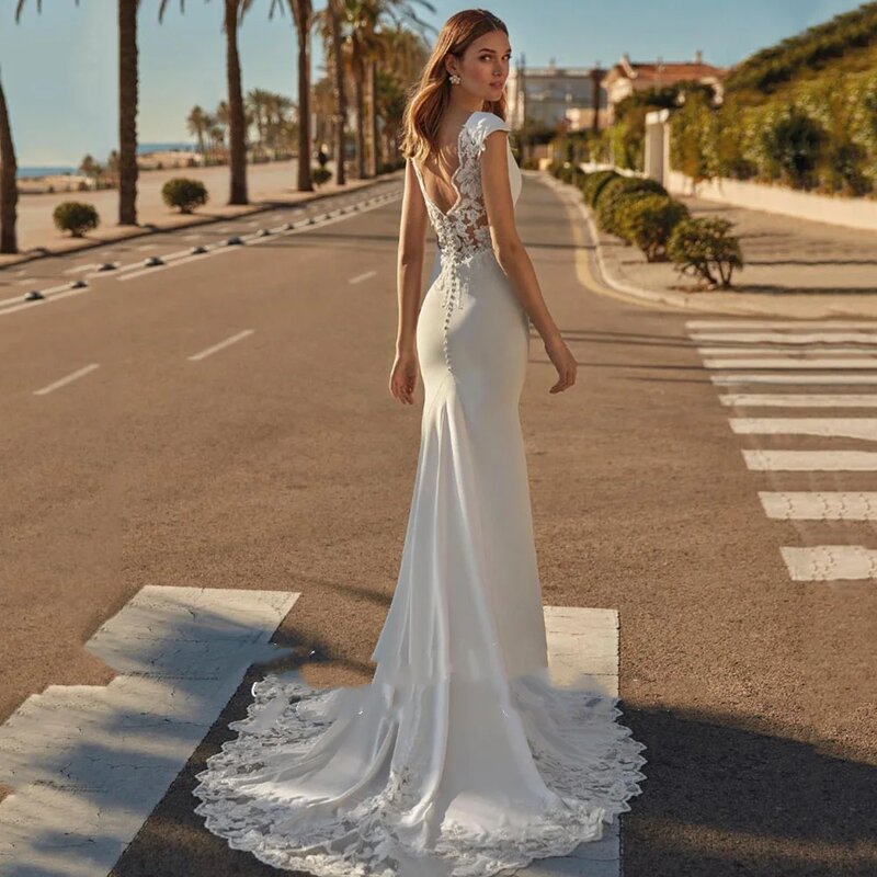 Syrena z dekoltem w serek Weddng sukienka z rękawami Cap Sleeve Spandex koronkowe aplikacje plażowe bez pleców suknia ślubna guziki na ramiączkach