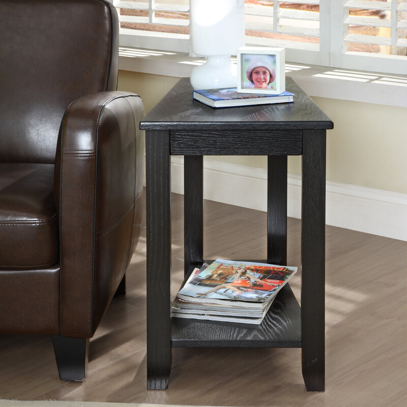 Zeitgenössischer Stuhl-Beistell tisch in schwarzer Ausführung mit keilförmigem Holz möbel im unteren Regal 1-teiliger Beistell tisch