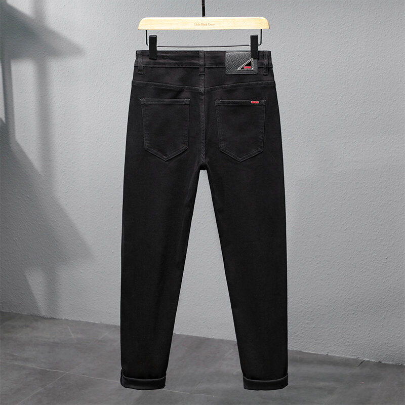 Jeans hitam murni tidak pudar pria, tipis elastis bernapas kain lembut modis kelas atas celana ketat pas badan musim panas