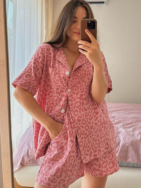 Marthaqiqi-Conjunto de pijamas con estampado de leopardo para mujer, ropa de dormir con cuello vuelto, camisones de manga corta, pantalones cortos, traje de camisón