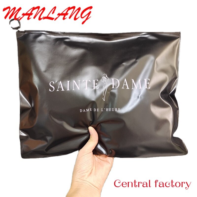Индивидуальная упаковка для одежды, сумка с логотипом бренда, многоразовая матовая черная футболка с застежкой-молнией, пластиковый пакет, оптовая продажа, сумка-слайдер на молнии, одежда