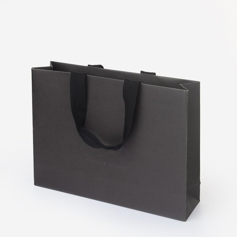 Prodotto personalizzato, sacchetto di carta per la spesa nero opaco di lusso con Logo per sacchetto di imballaggio personalizzato per abbigliamento