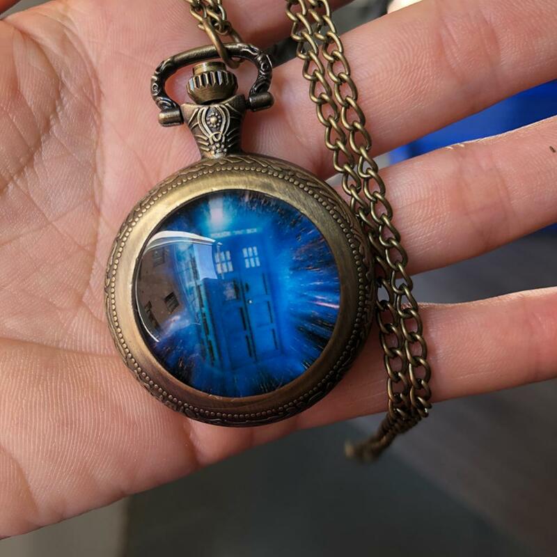 Reloj de Anime de bronce de tamaño mediano, colgante de cabina telefónica azul, reloj de bolsillo de cuarzo, regalos de Cosplay para fanáticos con cadena de collar de 80cm