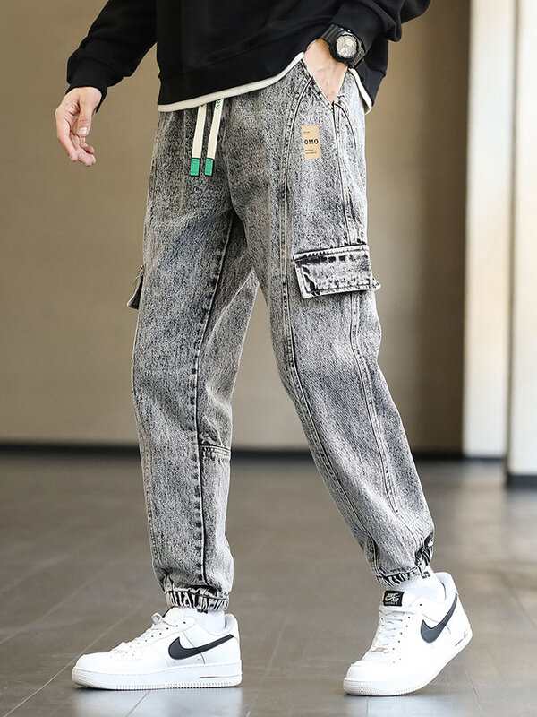 بنطلون جينز رجالي بحجم كبير للركض بنمط هيب هوب مزود بجيوب مزيفة ومتمدد من القطن غير رسمي فضفاض من قماش الدنيم مقاس 8XL