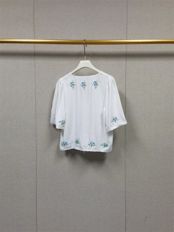 Camisa con bordado de mariposa para mujer, blusa holgada de manga corta con cuello en V y cordones, primavera y verano, 2024