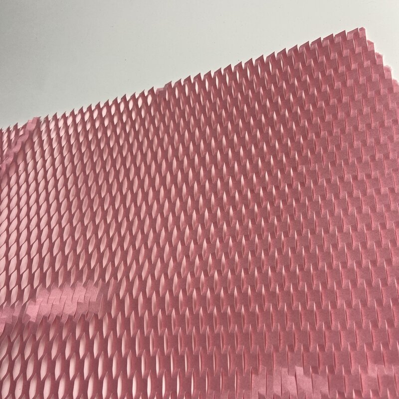 Rotolo di imbottitura a nido d'ape in carta da imballaggio rosa rotolo di avvolgimento per cuscino riciclato con imballaggio perforato involucro verde in movimento ecologico