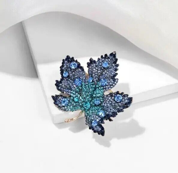2024 New Enamel Maple Leaf Brooches for Women Fashion Full of Rhinestone Metal Casual Office Brooch Pin Party Wedding Gift