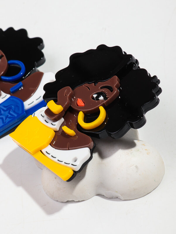 Broches acrílicos de cabelo encaracolado para mulheres, meninas negras, aros amarelos, azuis, figura de menina africana, crachás, acessórios bonitos para joias, 2024