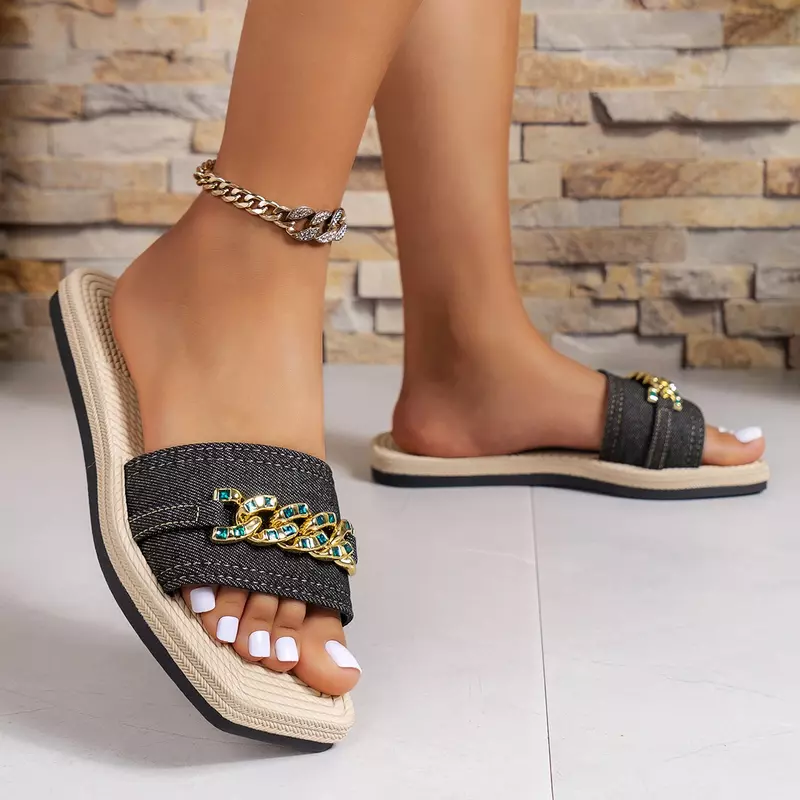 Chinelos rasos de toe quadrado para mulheres, sapatos de praia casuais, slides deslizantes com corrente de metal ao ar livre, verão
