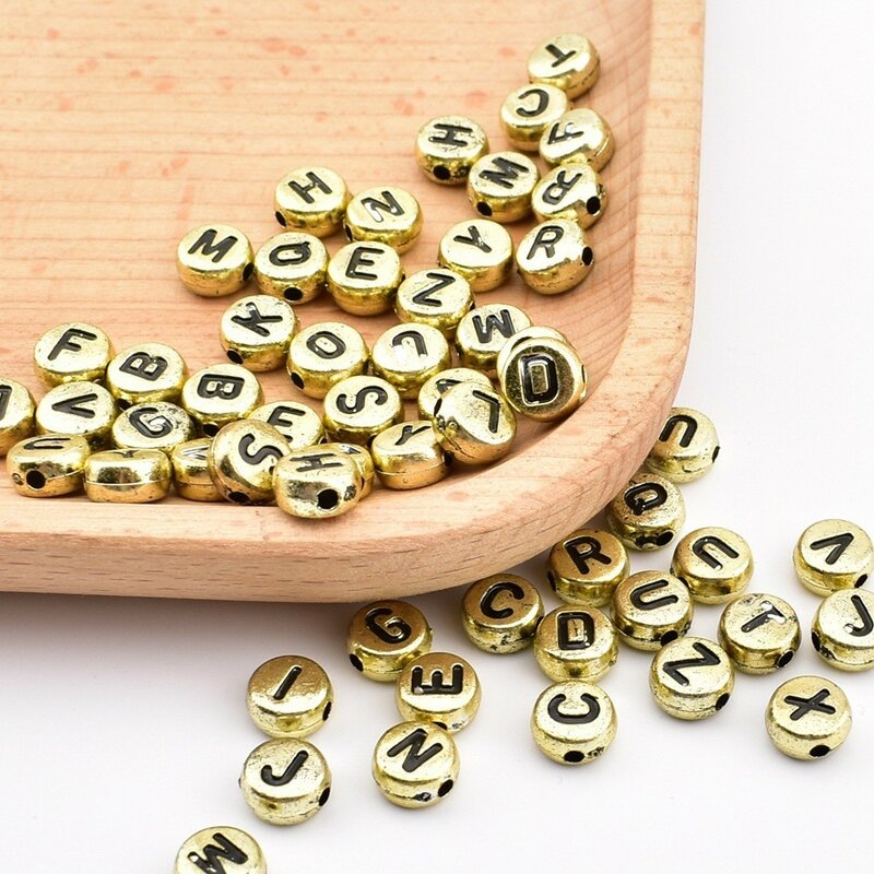Cuentas de letras acrílicas para fabricación de joyas, fondo redondo dorado con letras negras, DIY, 7x4x1mm, 50 unidades por lote