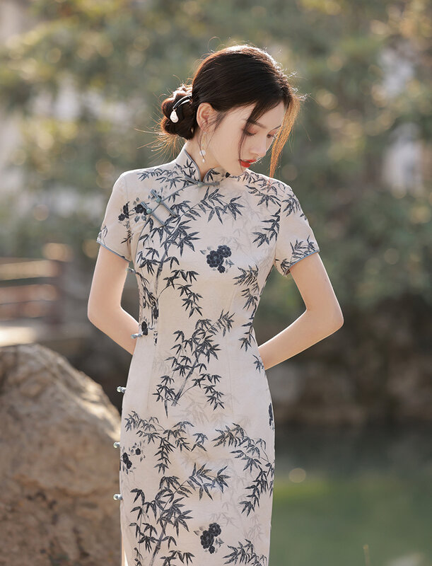 Qipao de manga corta con botones hechos a mano para mujer, elegante vestido de satén con estampado de flores de bambú Retro, Cheongsam chino para uso diario
