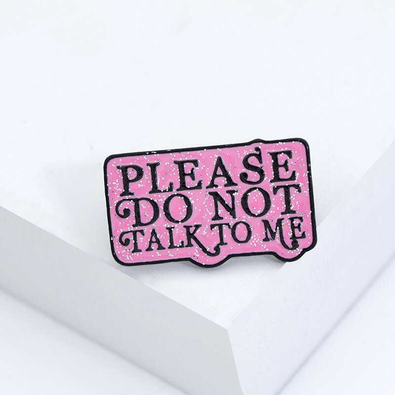 Emaliowane szpilki kreatywne „ nigdy się nie poddawaj ”„ żyj w teraźniejszii” broszka baner Slogan odznaka biżuteria prezent dla przyjaciół życiowe Motto cytaty