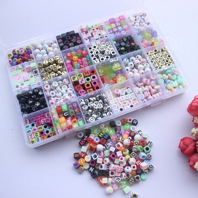 1200 ชิ้นอะคริลิคที่มีสีสันตัวอักษรลูกปัด Cube สำหรับชื่อสร้อยข้อมือ DIY หัตถกรรม Drop Shipping